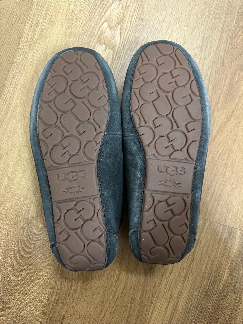 UGG Black Suede Shearling Lined Moccasin Slippers Women’s 9 Cozy Slip On - Picture 4 of 4